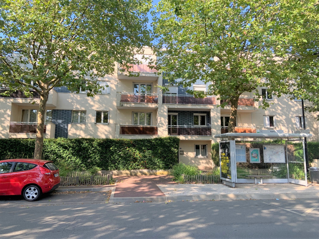 APPARTEMENT MONTIGNY LE BRETONNEUX - 3 pièce(s) - 60 m2 APPARTEMENT MONTIGNY LE BRETONNEUX - 3 pièce(s) - 60 m2