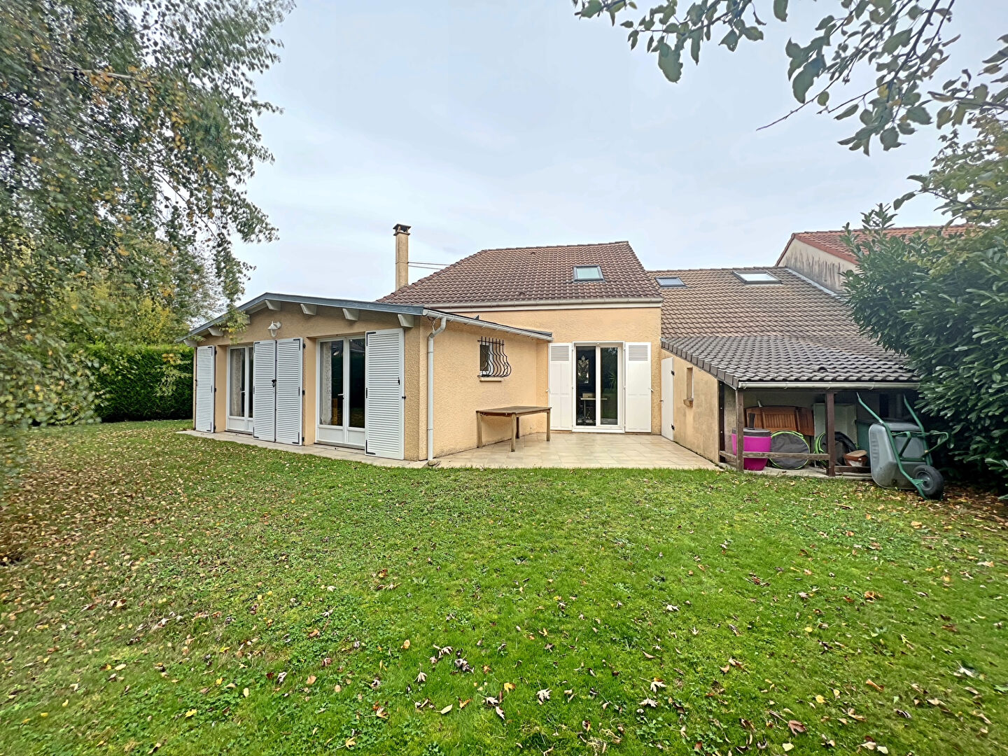 Maison Voisins Le Bretonneux 7 pièce(s) 175 m2 Maison Voisins Le Bretonneux 7 pièce(s) 175 m2